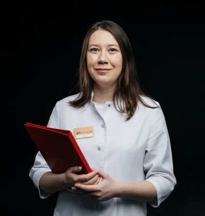 Врач с папкой в руках 